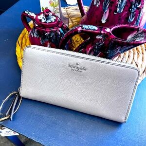 Kate Spade zip around wallet super clean and will ship at once